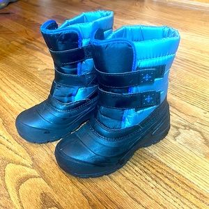 Kids size 1 insulated winter boots